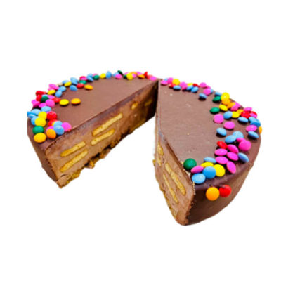 Tarta de Chocolate con Galleta, con mousse de chocolate con leche y capas de galletas de mantequilla.
