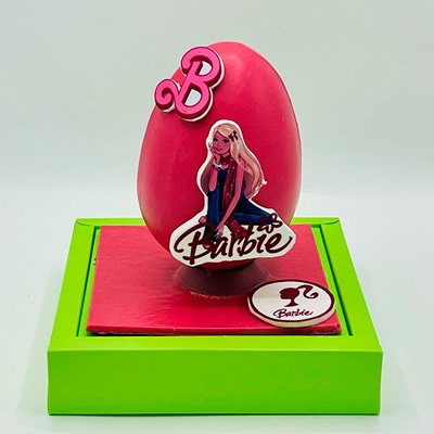 Huevo de chocolate con decoraciones inspiradas en Barbie
