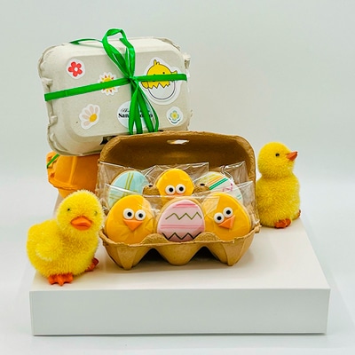 Huevera con seis mini galletas de mantequilla artesanalmente decoradas con detalles coloridos.