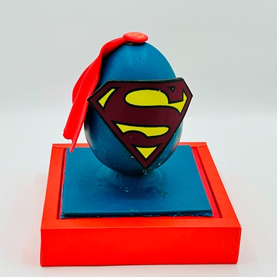 Huevo de chocolate con decoración de Superman