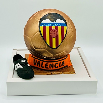 Balón de fútbol de chocolate decorado con escudo y colores de equipo favorito