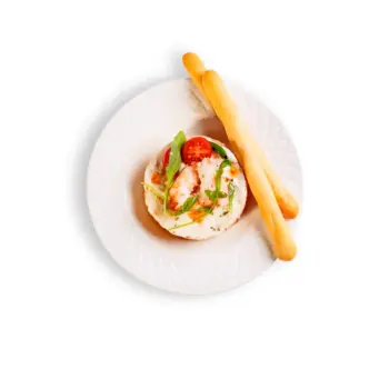 Ensaladilla fría de patata con langostinos y verduras frescas