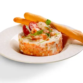 Ensaladilla fría de patata con langostinos y verduras frescas