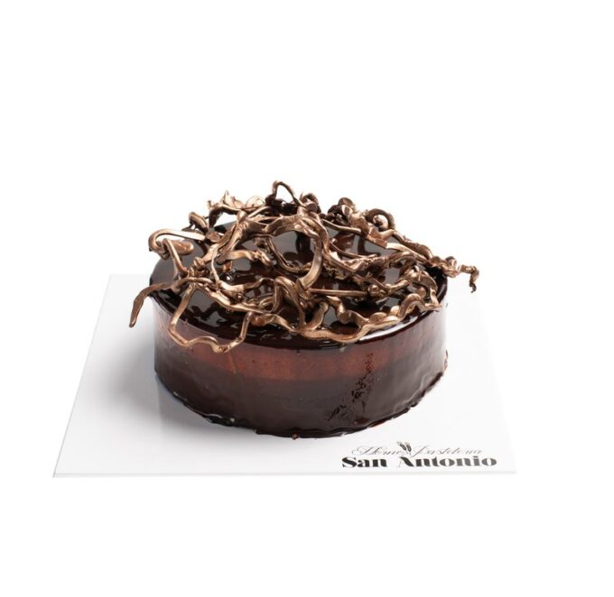 Tarta Tres Chocolates con capas de chocolate negro, con leche y blanco.