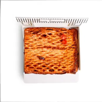 Empanada navideña rellena de pisto valenciano con hojaldre casero dorado