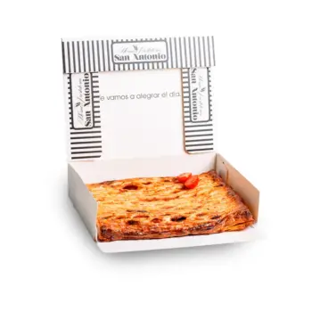 Empanada navideña rellena de pisto valenciano con hojaldre casero dorado