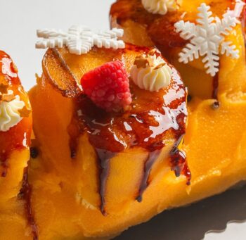 Tronco tradicional de nata y trufa cubierto de yema