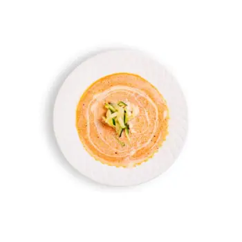 Sopa cremosa de calabaza natural con un toque de coco y pipas crujientes