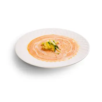 Sopa cremosa de calabaza natural con un toque de coco y pipas crujientes