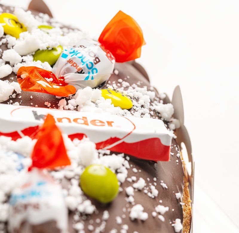 Roscón relleno de Kinder con decoración Kinder - Imagen 2