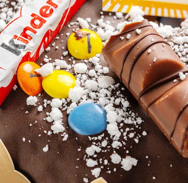 Roscón relleno de Kinder con decoración Kinder - Imagen 3