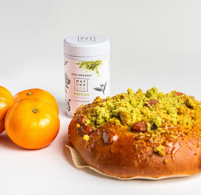 Panquemao de mandarina y té matcha con almendras