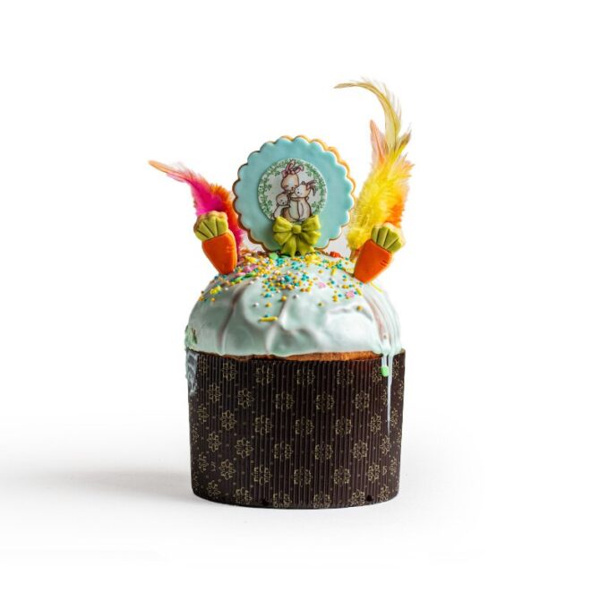 Panettone de chocolate con decoración de Pascua de color azul