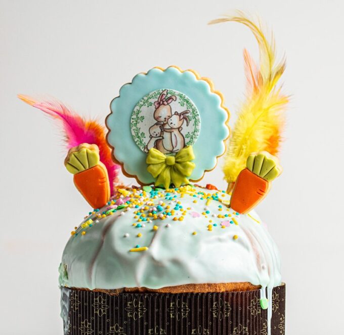 Panettone de chocolate con decoración de Pascua de color azul