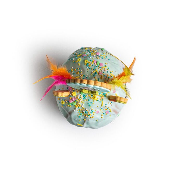 Panettone de chocolate con decoración de Pascua de color azul