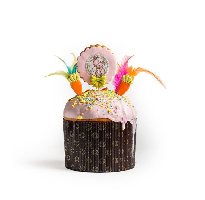 Panettone de chocolate con decoración de Pascua de color rosa