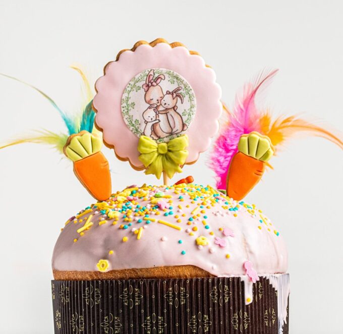 Panettone de chocolate con decoración de Pascua de color rosa