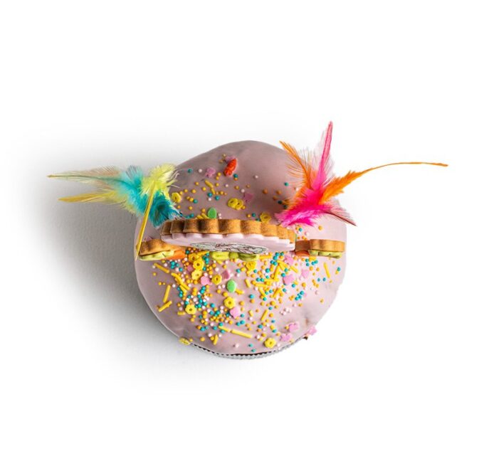 Panettone de chocolate con decoración de Pascua de color rosa