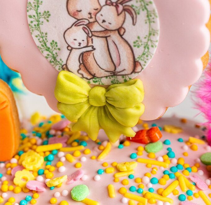 Panettone de chocolate con decoración de Pascua de color rosa