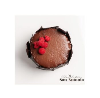 Tarta Sacher de chocolate con mermelada de albaricoque.