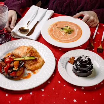 Menú navideño con crema de calabaza, carrillera ibérica o bacalao, y pastel de chocolate