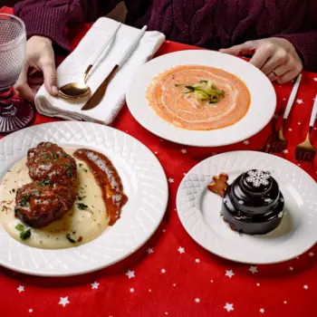 Menú navideño con crema de calabaza, carrillera ibérica o bacalao, y pastel de chocolate