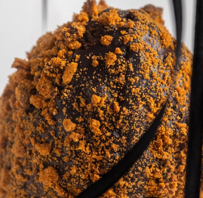 Huevo de Pascua de chocolate con galleta Lotus