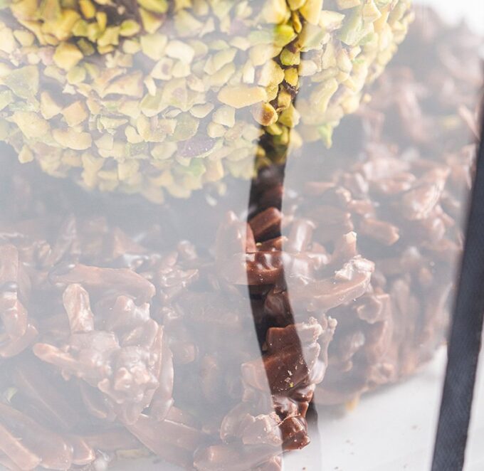Huevo de Pascua de chocolate con pistacho