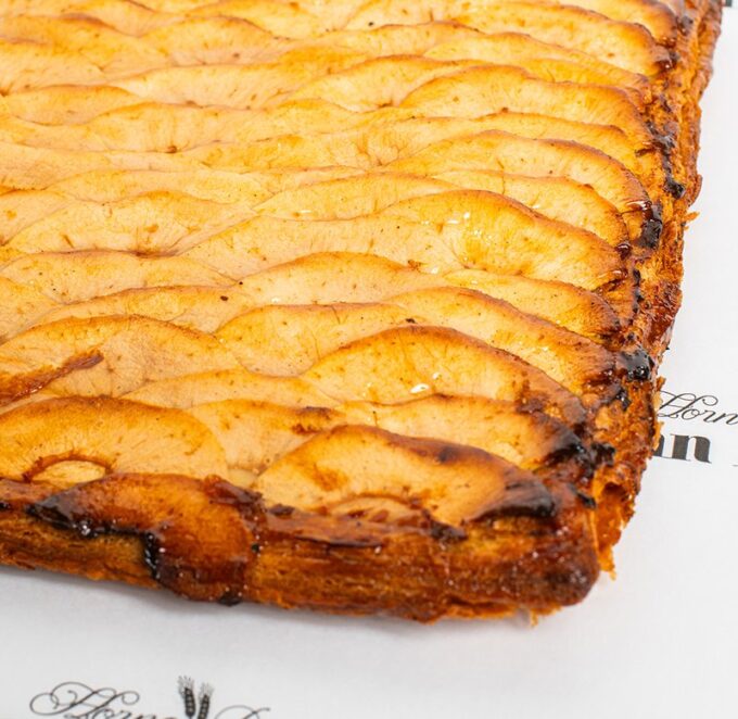 Tarta de manzana con hojaldre artesanal y crema pastelera