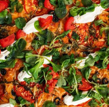 Coca de canónigos y mozzarella elaborada con masa madre