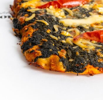 Coca de espinacas y queso de cabra con masa madre artesanal