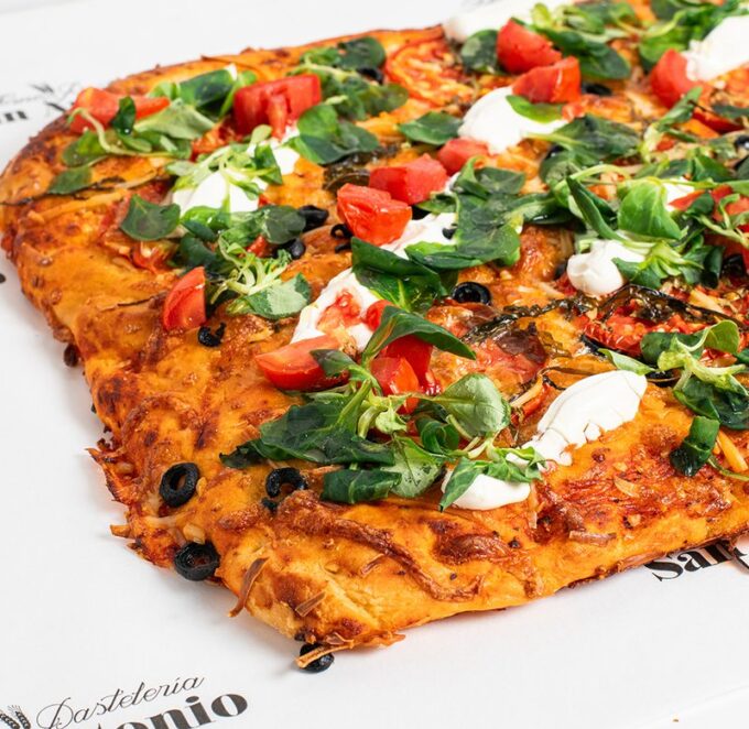 Coca de canónigos y mozzarella elaborada con masa madre