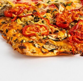 Coca de verduras asadas con masa madre artesanal