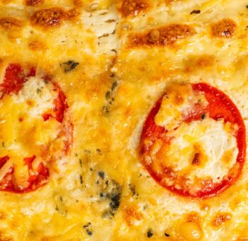 Coca de tres quesos con masa madre artesanal