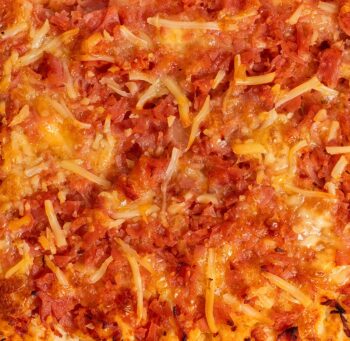 Coca de jamón de York y queso con masa madre artesanal