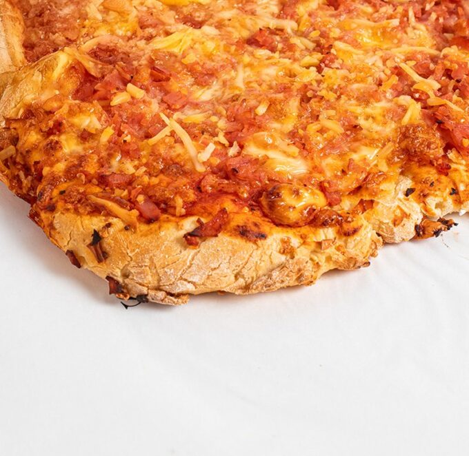 Coca de jamón de York y queso con masa madre artesanal
