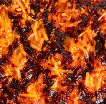 Coca de bacon y barbacoa con masa madre artesanal