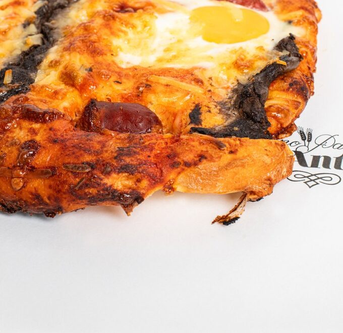 Coca de embutido valenciano y huevo elaborada con masa madre artesanal