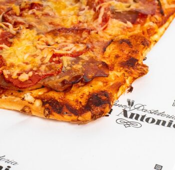 Coca de jamón serrano y tomate elaborada con masa madre