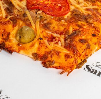 Coca de atún y olivas con masa madre artesanal