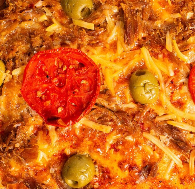 Coca de atún y olivas con masa madre artesanal