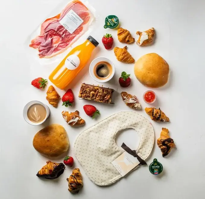 Desayuno regalo para padres de recién nacido con repostería artesanal y detalles personalizados