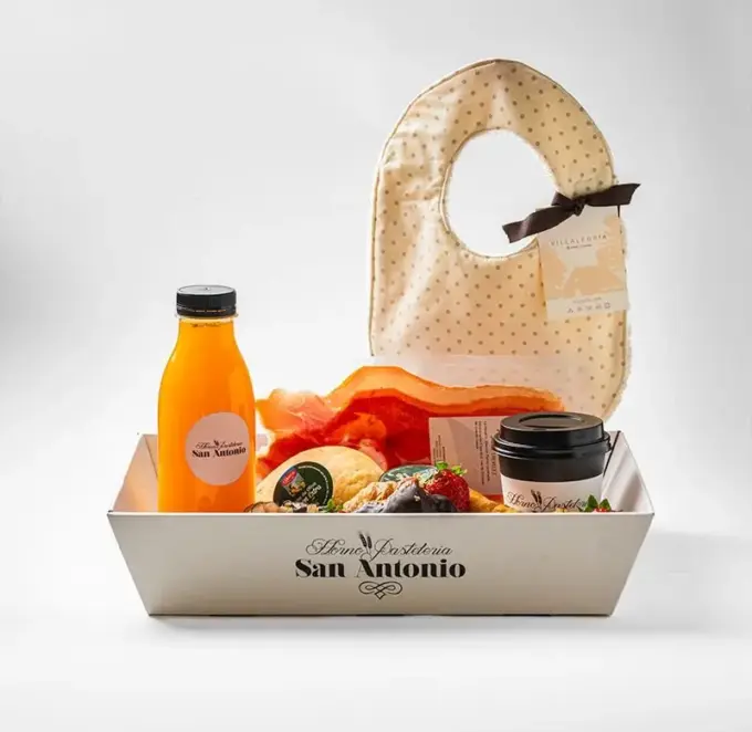 Desayuno regalo para padres de recién nacido con repostería artesanal y detalles personalizados