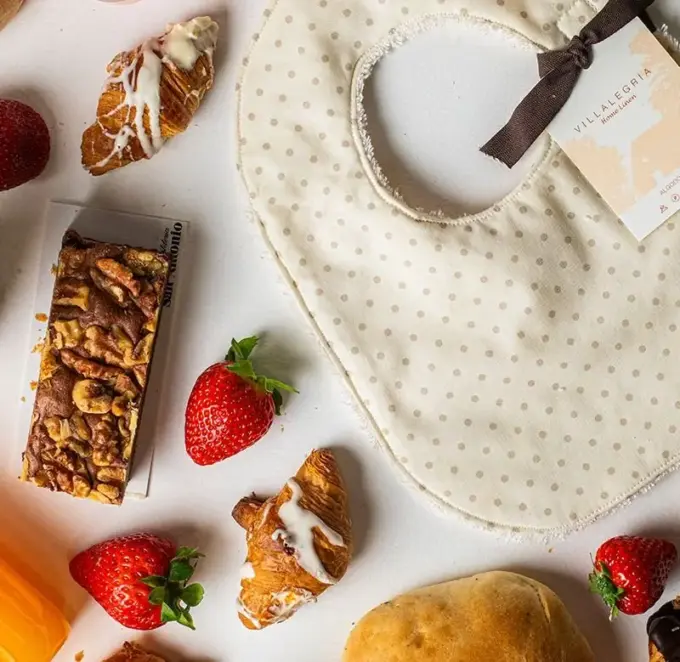 Desayuno regalo para padres de recién nacido con repostería artesanal y detalles personalizados