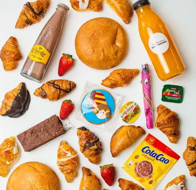 Desayuno Fallero con productos valencianos tradicionales y repostería artesanal