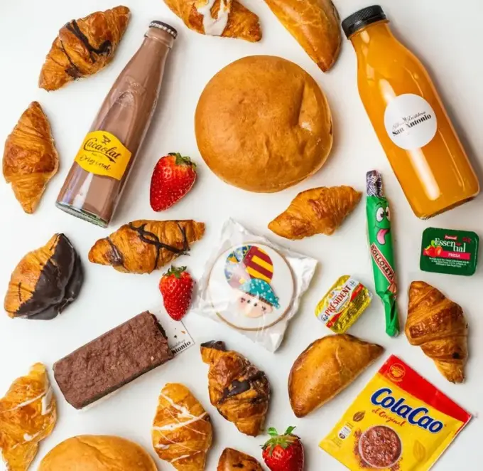 Desayuno Fallero con productos valencianos tradicionales y repostería artesanal