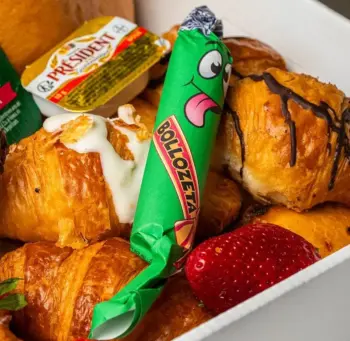 Desayuno Fallero con productos valencianos tradicionales y repostería artesanal