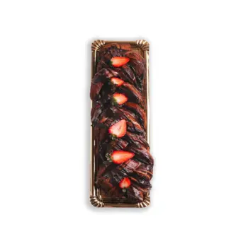 Trenza de hojaldre rellena de chocolate y fresas naturales – Horno San Antonio