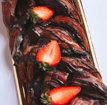 Trenza de hojaldre rellena de chocolate y fresas naturales – Horno San Antonio