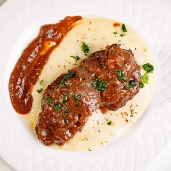 Carrillera de cerdo ibérico en su jugo, servida con puré de patata cremoso